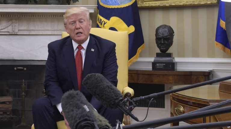 Một cố vấn cao cấp của Trump đang bị ‘chú ý’ Một cố vấn cao cấp của Trump đang bị ‘chú ý’