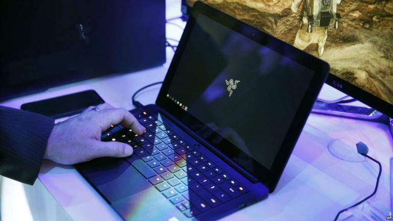 Mỹ sắp mở rộng lệnh cấm laptop trên máy bay