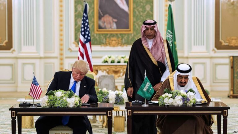 Trump ở Ả Rập Xê-út: Vua trao huân chương, ký hợp đồng 100 tỉ Trump ở Ả Rập Xê-út: Vua trao huân chương, ký hợp đồng 100 tỉ