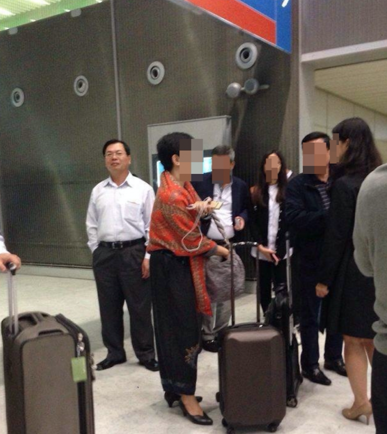 Bất thường việc ông Vũ Huy Hoàng xin vào khu vực cách ly sân bay