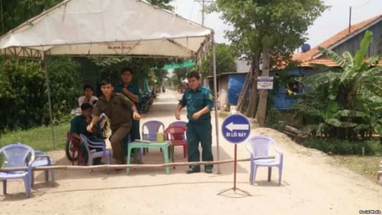 Chính quyền An Giang dựng chốt chặn khách đến Quang Minh Tự