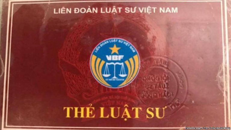 Luật sư trả thẻ nếu phải tố giác thân chủ