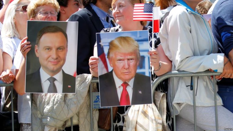 Tại Ba Lan: Trump cứng rắn với Bắc Hàn, chỉ trích Nga Tại Ba Lan: Trump cứng rắn với Bắc Hàn, chỉ trích Nga