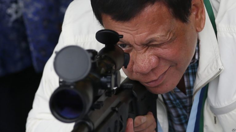 Duterte thề ‘ăn tươi nuốt sống’ phiến quân chặt đầu thủy thủ Việt