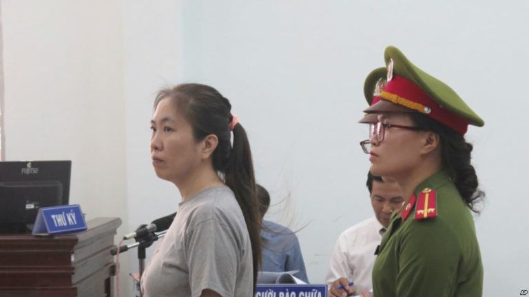 ‘10 năm Hoa Quỳnh’: Đảng tự giẫm chân hay ai giẫm lên đảng?