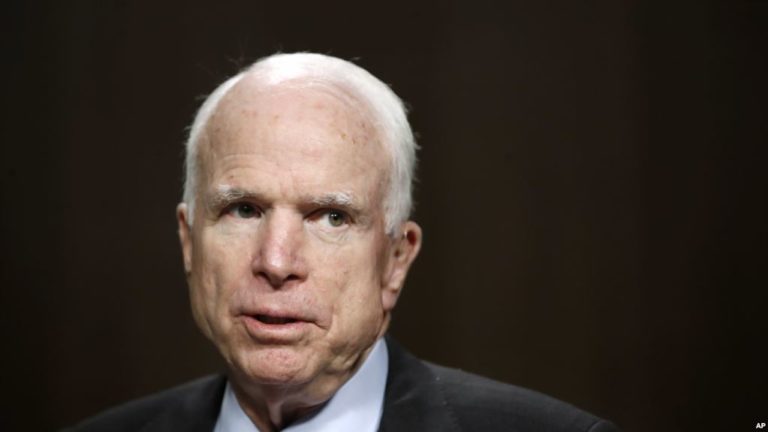 Chính khách lưỡng đảng bày tỏ tình cảm và động viên McCain Chính khách lưỡng đảng bày tỏ tình cảm và động viên McCain