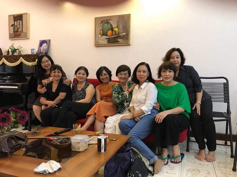 Cõng rắn cắn gà nhà!