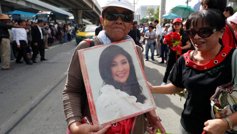 Thái Lan : Yingluck Shinawatra bỏ trốn, phe ủng hộ giới quân sự bất bình