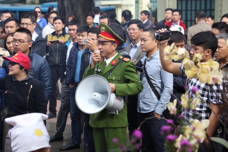 Không biết ai sợ ai ?