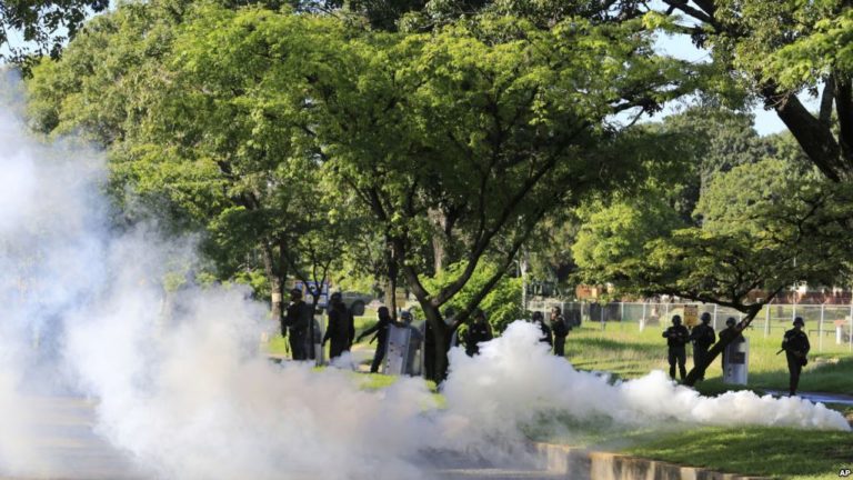 Quân đội Venezuela chặn cuộc tấn công của phe đối lập Quân đội Venezuela chặn cuộc tấn công của phe đối lập