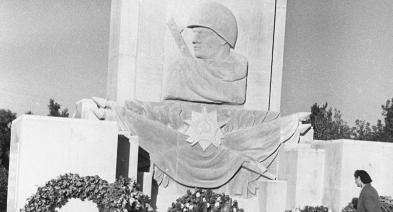 Chính phủ Ba Lan từ chối chăm sóc các tượng đài Hồng quân Liên Xô