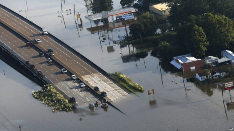 Texas chật vật sau bão Harvey