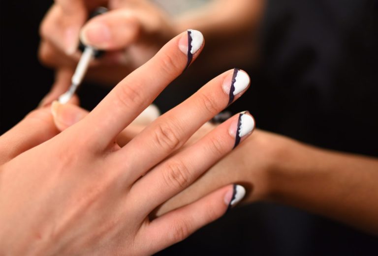 Hóa chất làm cho móng đẹp đe dọa người làm nail