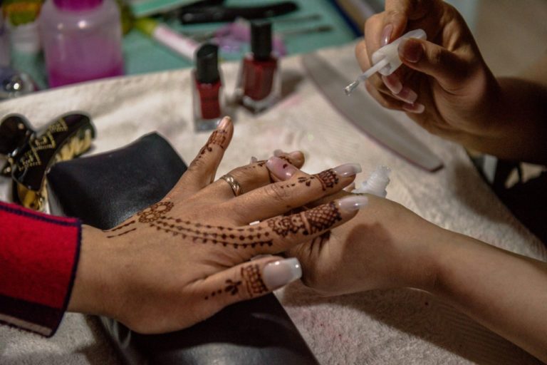 Thợ nail nên làm gì khi gặp khách hàng khó chịu?