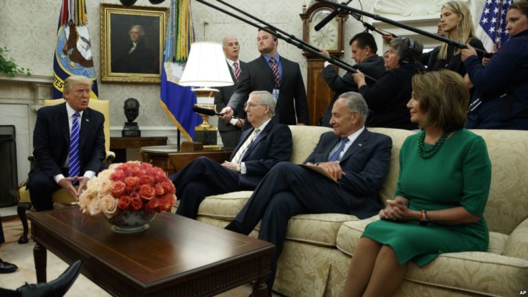 Trump quay sang bắt tay với phe Dân chủ, phe Cộng hòa chưng hửng