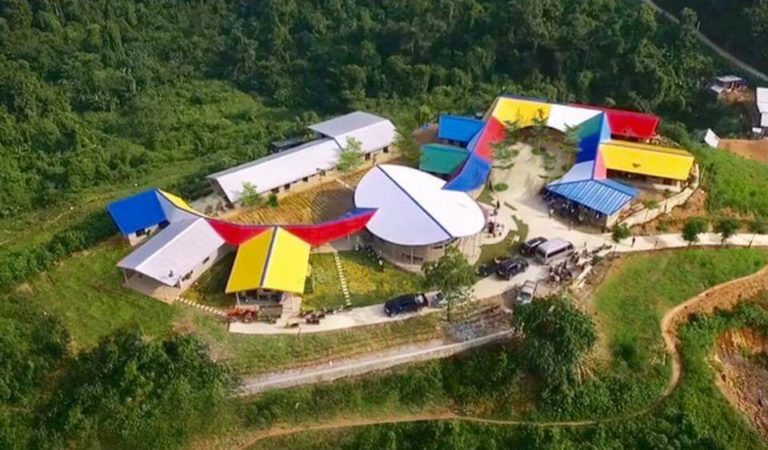 Cận cảnh ngôi trường độc đáo và đẹp như một đóa hoa dành cho trẻ em Lũng Luông