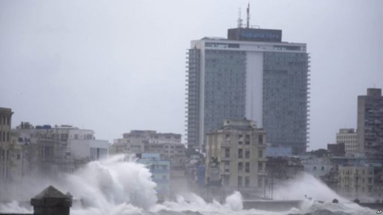 Bão Irma lăm le áp sát Florida, để lại cảnh tàn phá ở Caribe Bão Irma lăm le áp sát Florida, để lại cảnh tàn phá ở Caribe