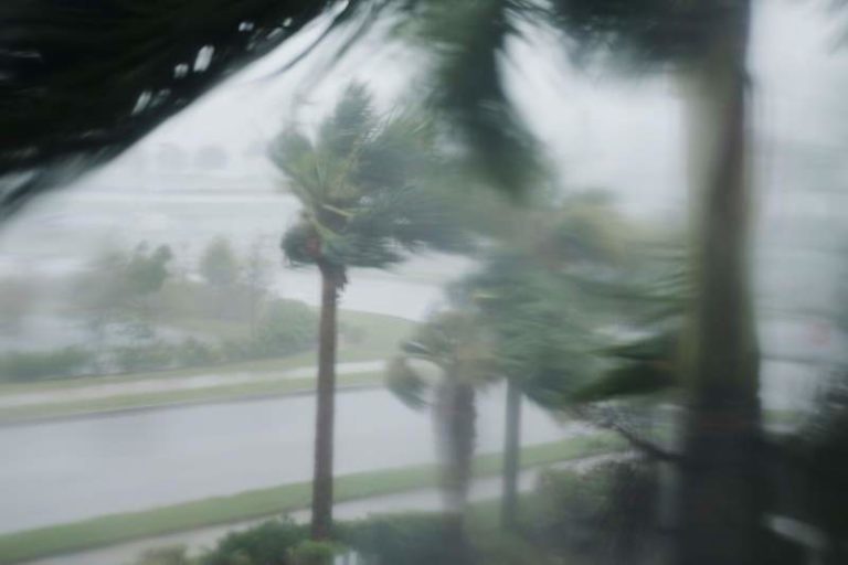 Bão Irma bắt đầu đánh vào Florida