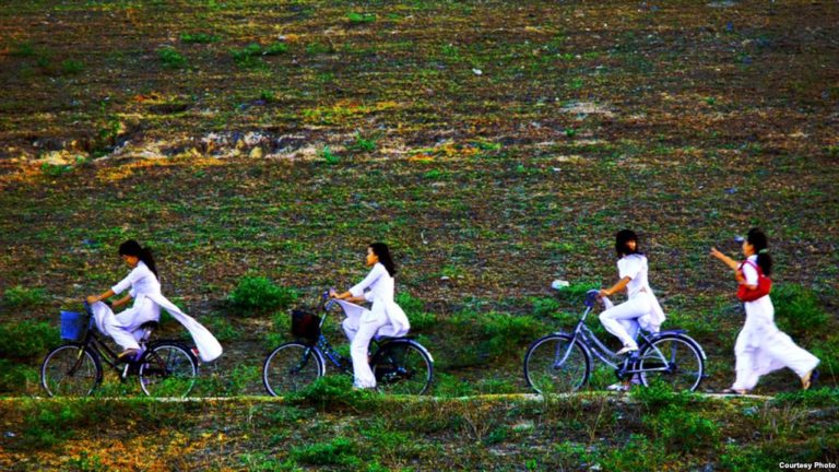 Mặc xác con em chúng mày