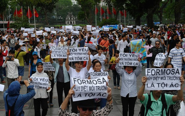 Hậu quả Formosa: Hàng trăm hộ dân kéo đến UBND Tỉnh Hà Tĩnh khiếu nại, một người nhập viện Hậu quả Formosa: Hàng trăm hộ dân kéo đến UBND Tỉnh Hà Tĩnh khiếu nại, một người nhập viện