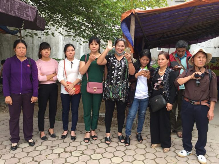 Chị Bùi Thị Minh Hằng tường thuật trực tiếp phiên tòa xử sinh viên Phan Kim Khánh Chị Bùi Thị Minh Hằng tường thuật trực tiếp phiên tòa xử sinh viên Phan Kim Khánh