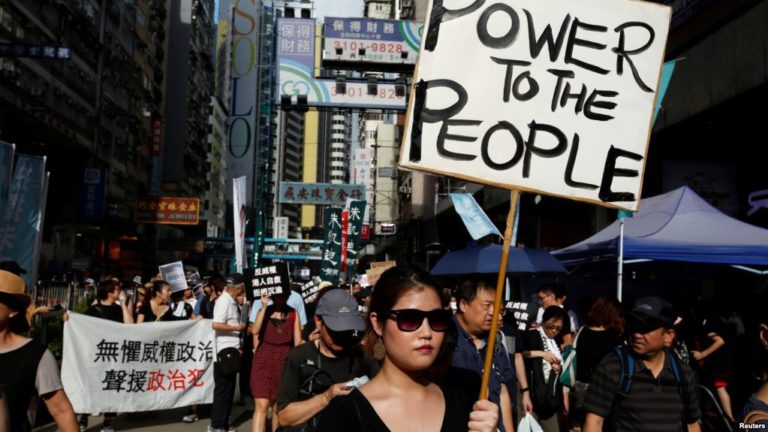 Người Hong Kong biểu tình đòi dân chủ Người Hong Kong biểu tình đòi dân chủ