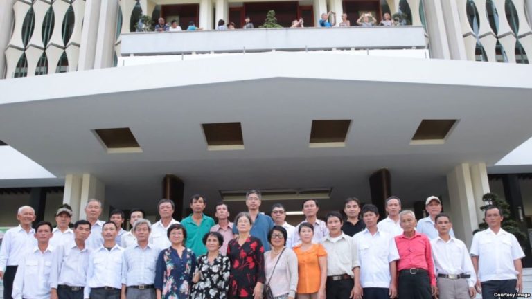 Tàu Mỹ áp sát đảo nhân tạo của Trung Quốc ở Hoàng Sa