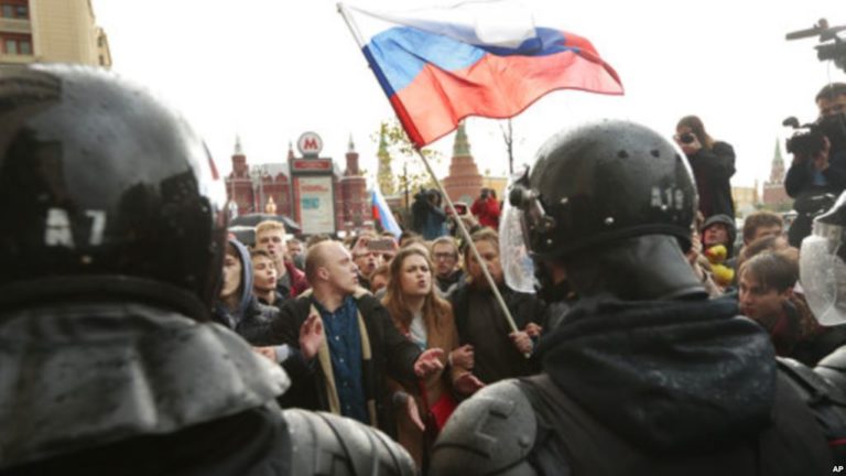 Phe đối lập Nga biểu tình dịp sinh nhật ông Putin