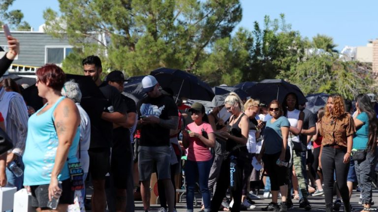 Xếp hàng chờ hiến máu cho nạn nhân vụ xả súng Las Vegas