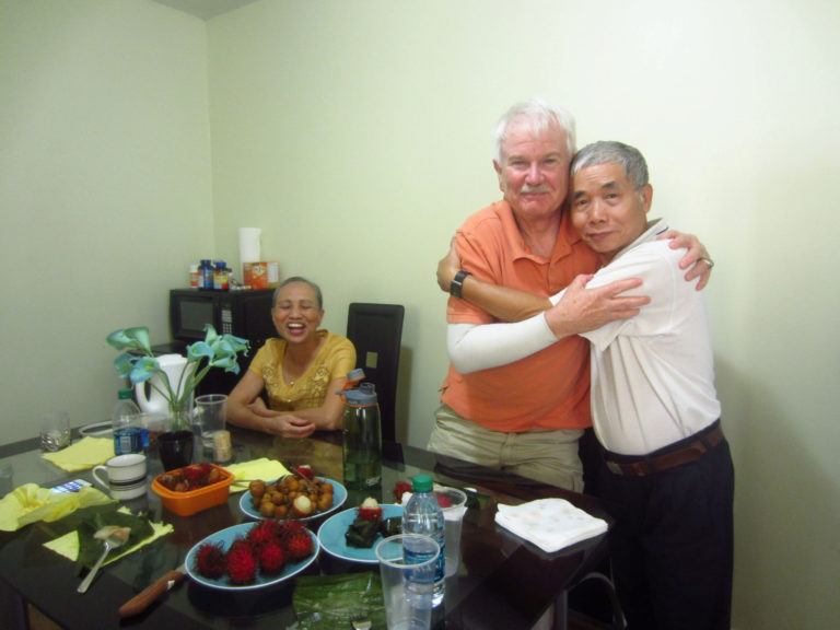 Hãy mở mắt ra lật xác quân thù