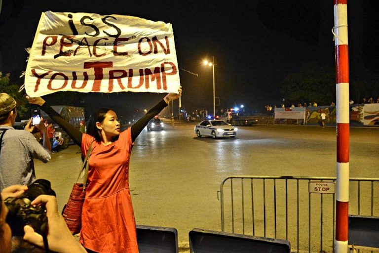 “Piss on you, Trump!”: Sắc màu tự do