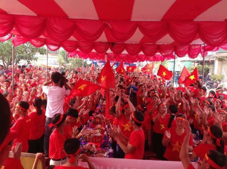 ‘Hội Cờ Đỏ’ – một dấu hiệu cáo chung? ‘Hội Cờ Đỏ’ – một dấu hiệu cáo chung?