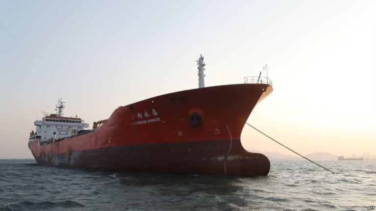 Hàn Quốc chặn tàu chuyển dầu cho Triều Tiên