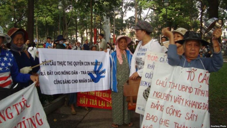 Đường dây nóng để tố cáo biếu xén dịp Tết liệu có hiệu quả?