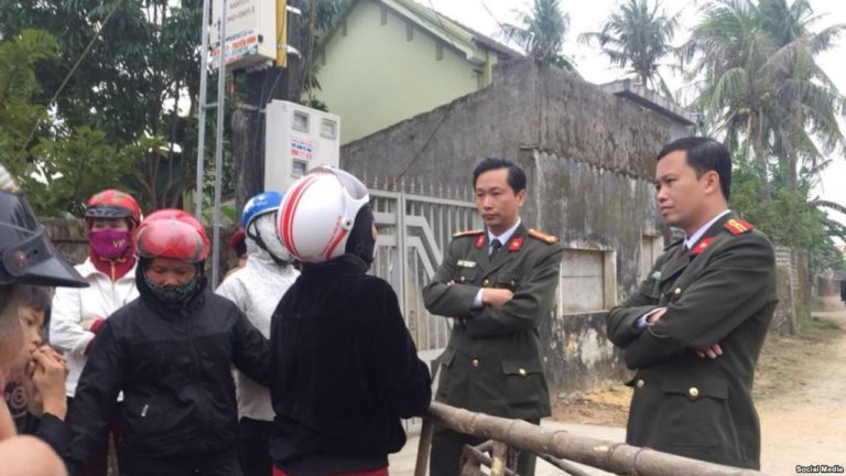 Công an yêu cầu tháo dỡ hang đá Giáng sinh ở Nghệ An? Công an yêu cầu tháo dỡ hang đá Giáng sinh ở Nghệ An?