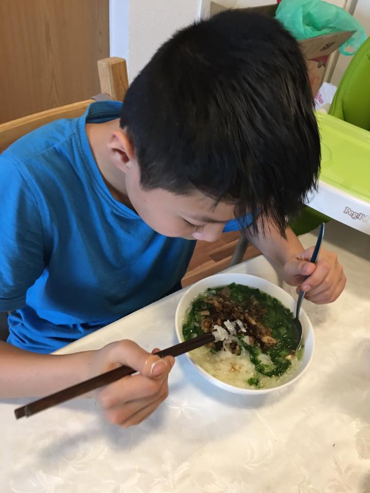 Canh cá rô, cải xanh, bánh đa. Bố không chỉ giỏi chém gió đâu con nhé. Canh cá rô, cải xanh, bánh đa. Bố không chỉ giỏi chém gió đâu con nhé.