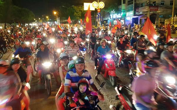 VÌ SAO NGƯỜI DÂN, ĐẶC BIỆT LÀ CÁC BẠN TRẺ LẠI HAY XUỐNG ĐƯỜNG CHẠY VÒNG VÒNG KHI ĐỘI TUYỂN VIỆT NAM THẮNG LỢI QUAN TRỌNG? VÌ SAO NGƯỜI DÂN, ĐẶC BIỆT LÀ CÁC BẠN TRẺ LẠI HAY XUỐNG ĐƯỜNG CHẠY VÒNG VÒNG KHI ĐỘI TUYỂN VIỆT NAM THẮNG LỢI QUAN TRỌNG?