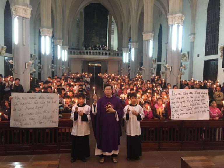 Cha Thục đi làm việc với công an để đòi quyền được làm chứng trước tòa bảo vệ anh Hoàng Bình và Nam Phong.