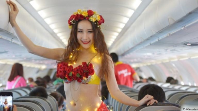 Vietjet nhận lỗi trong vụ ‘người mẫu ôm cổ cầu thủ U23’ Vietjet nhận lỗi trong vụ ‘người mẫu ôm cổ cầu thủ U23’