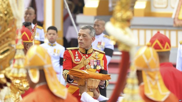 Sợ tội phỉ báng hoàng gia, công dân Thái bỏ nước ra đi Sợ tội phỉ báng hoàng gia, công dân Thái bỏ nước ra đi