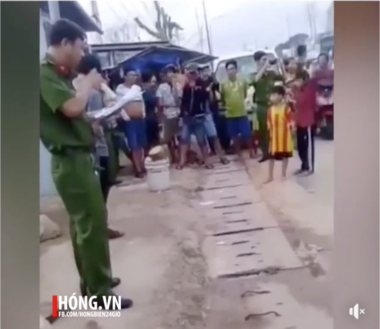 Làm rõ clip công an bêu tên người mua bán dâm… giữa đường Làm rõ clip công an bêu tên người mua bán dâm… giữa đường