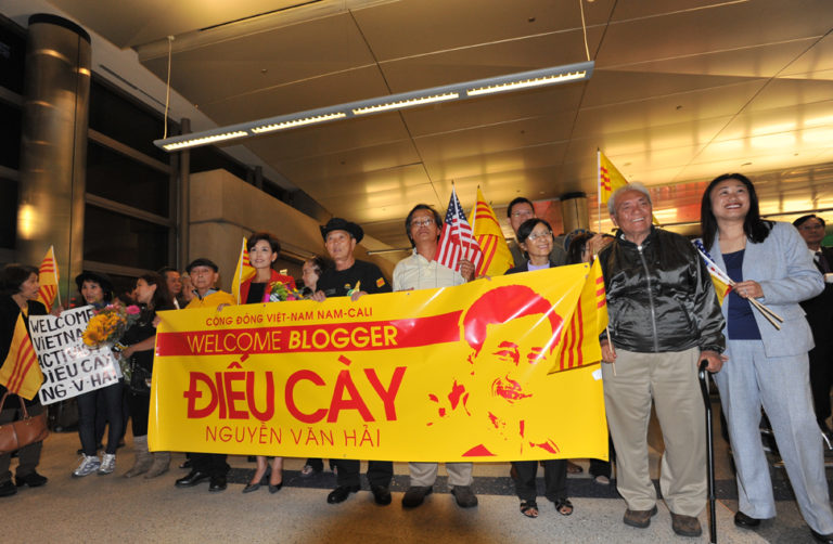 ÔNG ĐIẾU CÀY CÓ … “CON TỰ DO”