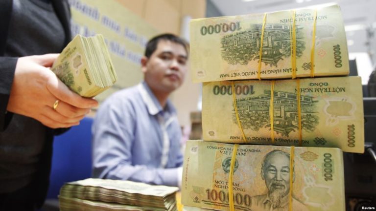 Cuỗm $10 triệu của nữ đại gia, Phó GĐ ngân hàng trốn sang Mỹ Cuỗm $10 triệu của nữ đại gia, Phó GĐ ngân hàng trốn sang Mỹ