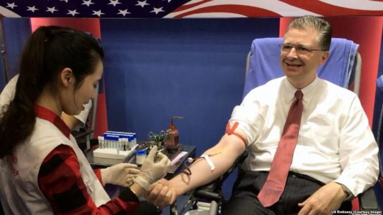 Đại sứ Mỹ tặng ‘món quà cuộc sống’ cho người Việt