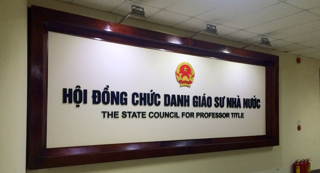 CHIẾC ÁO CHỨC DANH CHIẾC ÁO CHỨC DANH