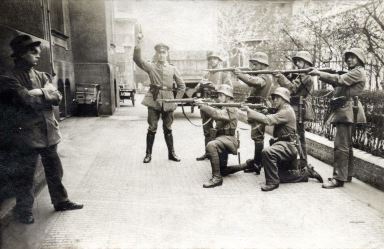Yêu nước không đồng nghĩa với yêu Nazi