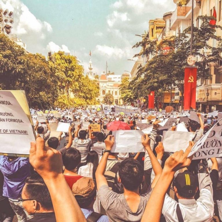 Việt Nam hiện nay không hề có vụ phân chia “50 con theo cha lên núi, 50 con theo mẹ ra biển” như truyền thuyết “con rồng (rùa) cháu tiên” Việt Nam hiện nay không hề có vụ phân chia “50 con theo cha lên núi, 50 con theo mẹ ra biển” như truyền thuyết “con rồng (rùa) cháu tiên”