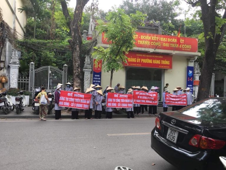 Các nữ tu Dòng Thánh PhaoLô, Hà Nội xuống đường chống cướp đất.