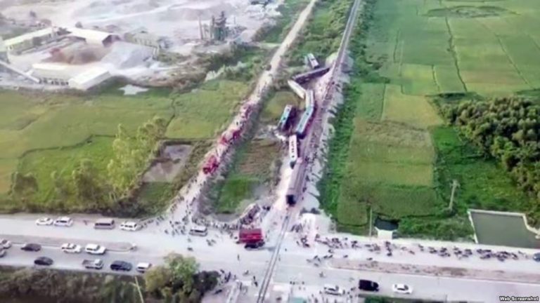 Hơn 50 người nước ngoài trên đoàn tàu bị lật ở Thanh Hóa, 2 lái tàu chết Hơn 50 người nước ngoài trên đoàn tàu bị lật ở Thanh Hóa, 2 lái tàu chết