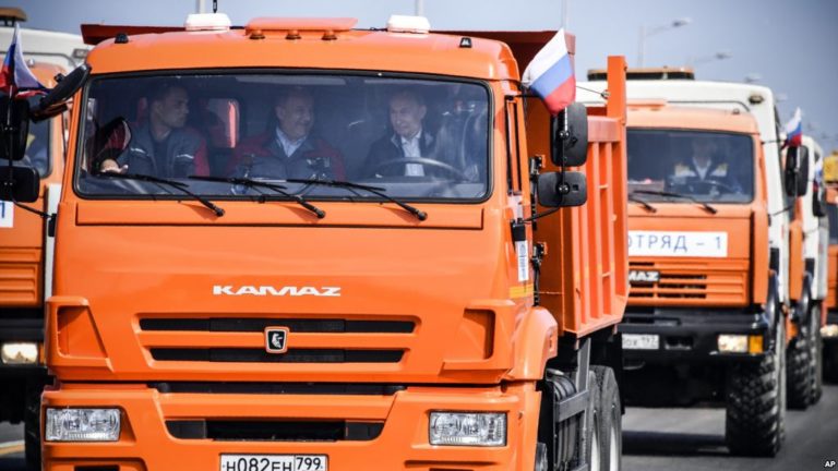 Putin lái xe tải khánh thành cầu mới nối liền Nga và Crimea Putin lái xe tải khánh thành cầu mới nối liền Nga và Crimea